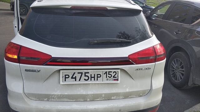 Geely Atlas работа задней лампы вместо хромовой накладки смотреть онлайн