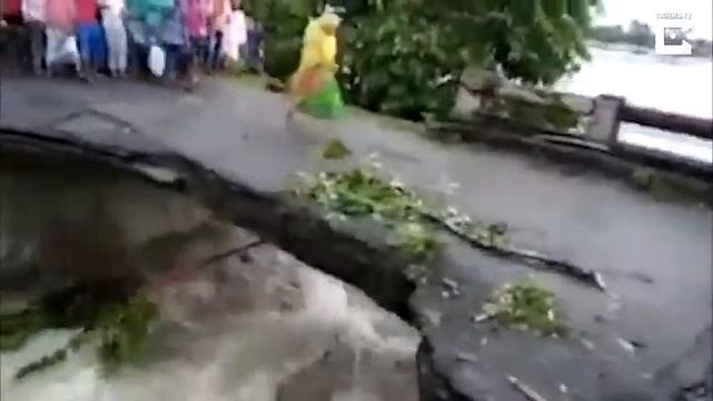 Обвал моста сняли на камеру капец... ребенок же там сорвался? смотреть онлайн