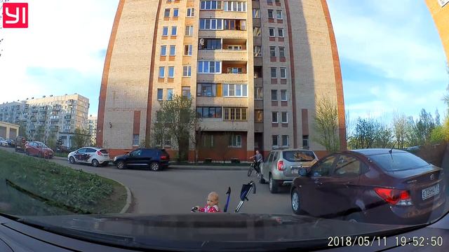 Девушка прикрывается ребенком перед авто.