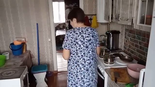 Варится бульон из курицы/ Варятся сковородки, кастрюли / смотреть онлайн