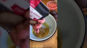 Салат с креветками, слабосолёной сёмгой и авокадо  ?