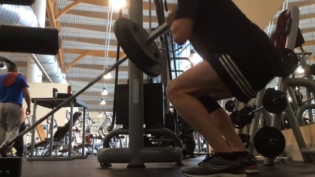 Приседы с грифом 30 кг,чуть растерялся)) смотреть онлайн