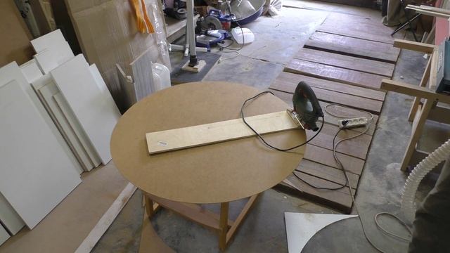 Как вырезать ровный круг. Циркуль для электролобзика смотреть онлайн