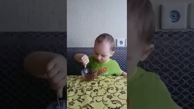 Малыш ест клюкву. Ржунемагу смотреть онлайн