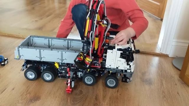 Lego Mercedes-Benz Arocs (42043) Operation смотреть онлайн