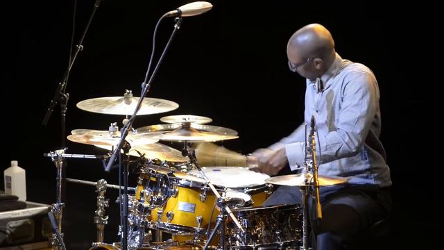 Lee Pearson drum solo with Chris Botti смотреть онлайн