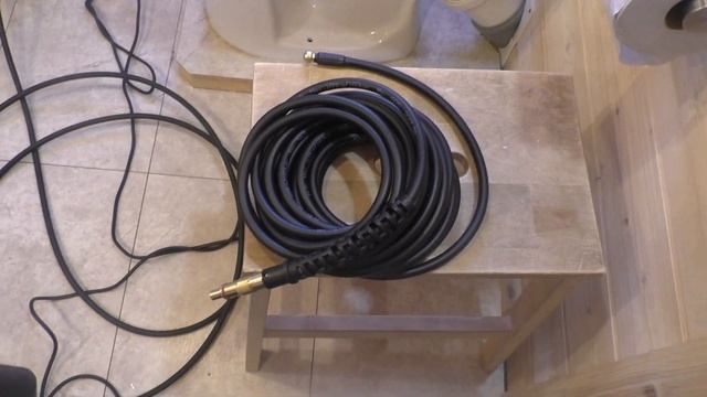 Прочистка канализационной трубы насадкой Sterwins и мойкой высокого давления Интерскол смотреть онлайн