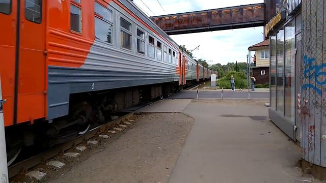 Прибытие электрички на станцию Старая Деревня смотреть онлайн