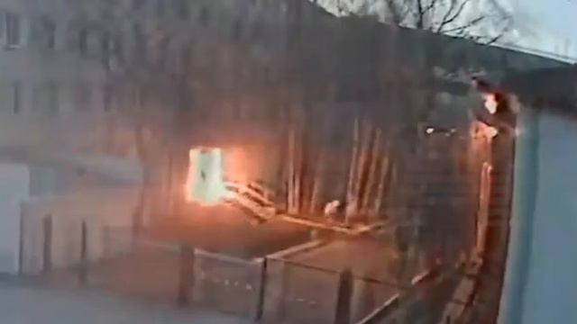 По меньшей мере 7 коктейлей Молотова прилетело в военкомат российского Нижневартовска сегодня ночью смотреть онлайн