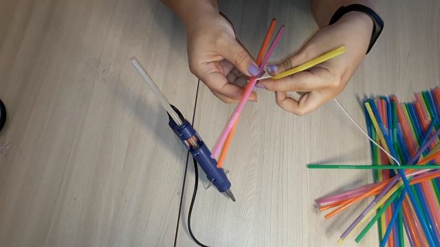 DIY Радужная спираль из коктейльных трубочек.Декор/ DIY Rainbow Coil of Cocktail Tubes. Decor смотреть онлайн