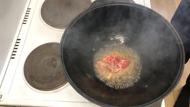 Каурма шурпа в казане. Жаренная шурпа. Kaurma shurpa in a cauldron. Fried shourpa. смотреть онлайн