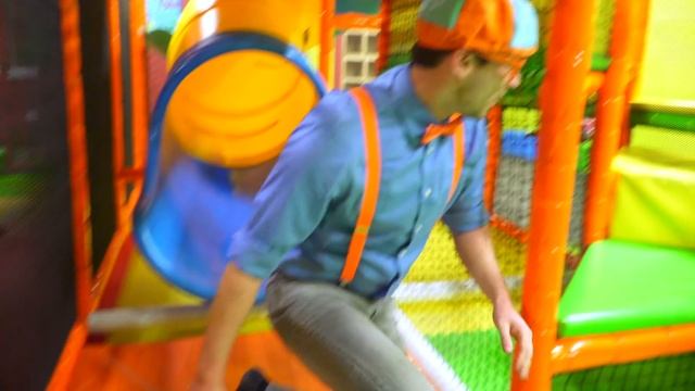 El Patio de Juegos Cubierto con Blippi Español | Aprende Los Colores y Más смотреть онлайн