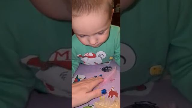 Дыхательная гимнастика с малышом, учимся дуть на перышко смотреть онлайн