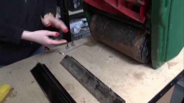 Как заменить лезвия на бензиновой газонокосилке Qualcast Classic Petrol 35s