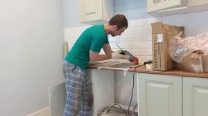 устанавливаем и подключаем варочную панель,выпиливаем отверстие в столешнице.