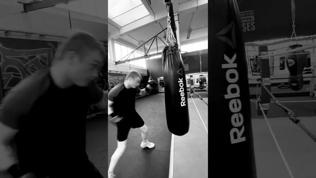 Sharpening the tools with some Bag work. Like + subscribe please.#boxing #training #fitness #health смотреть онлайн