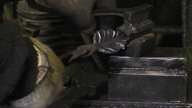 Ковка листа (из отходов производства) / Blacksmithing. How to forge a simple leaf смотреть онлайн