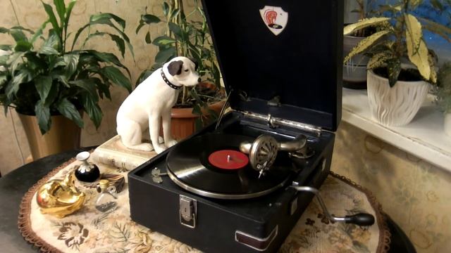 ? Смуглянка, играет патефон Молот смотреть онлайн