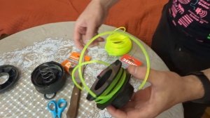 Как заменить леску на тримере, мото косе электро косе.Эксплуатация бензо и электро триммеров.