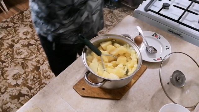 ВЫПЕКАЛА РОГАЛИКИ С МАКОМ. // ЛЕПИЛА ВАРЕНИКИ С КАРТОШКОЙ.