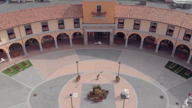 Valdichiana Outlet Village con i nostri masselli autobloccanti anticati. смотреть онлайн