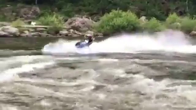 Гидроцикл на речном пороге