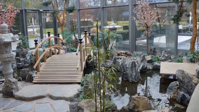 Мостик через пруд