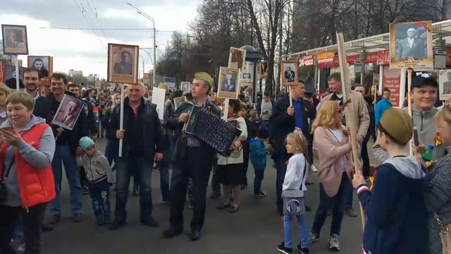 Играет на гармошке смотреть онлайн