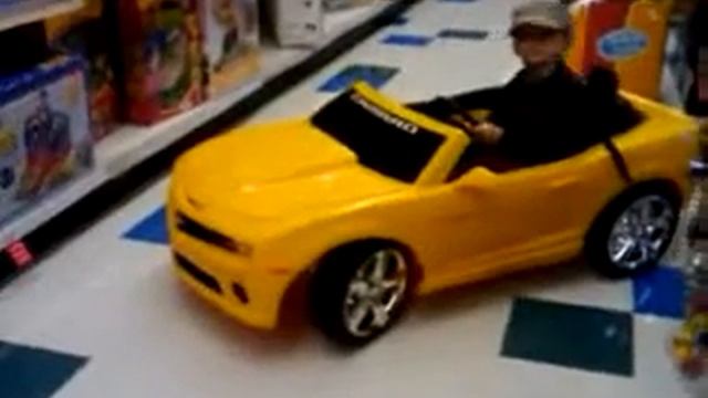 Little boy drives Chevrolet Camaro SS смотреть онлайн