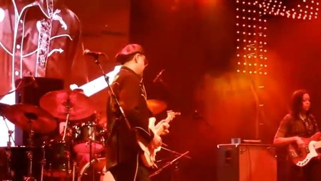 Fender Trio en Musikmesse Greg Koch con su Stratocaster Vintage y Nicolas Viccaro смотреть онлайн