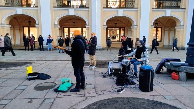 Leningrad — "WWW / Ленинград" и Ярослав Евдокимов - "Фантазер" в исполнении музыкантов на Невском.. смотреть онлайн