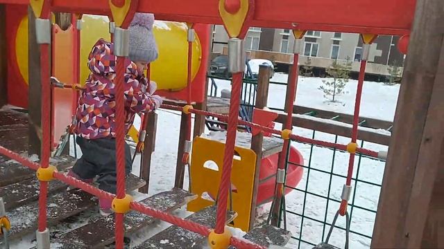 Николь и Кира пошли гулять с папой МиниМисс Николь. Сделали снеговика. Поиграли на детской площадк смотреть онлайн