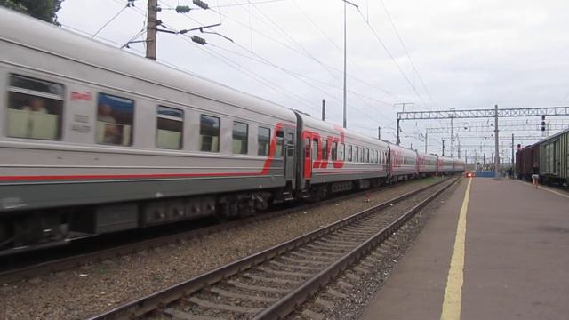 Прибытие ЭП1М-750 с поездом№247С Анапа-СПБ на станцию Россошь ЮВЖД 29.08.2017 смотреть онлайн