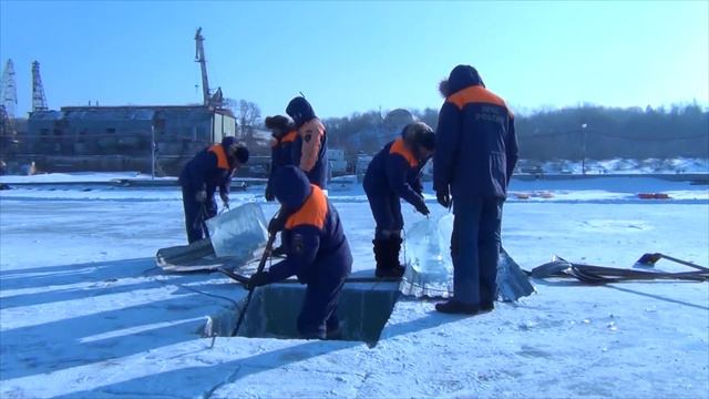 Спасатели ДВРПСО МЧС России на КАФ готовят купели для крещенских купаний смотреть онлайн