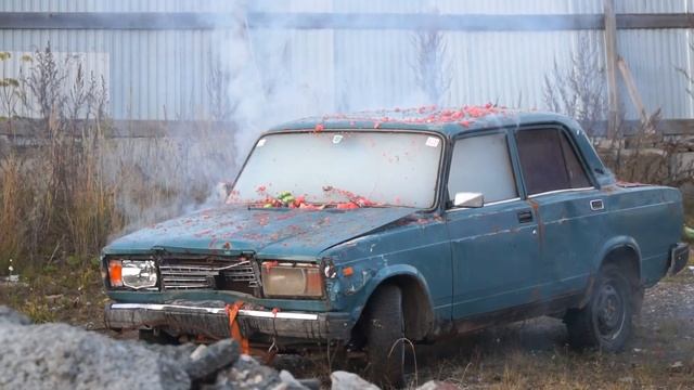 Что будет если запустить салют в автомобиле? смотреть онлайн