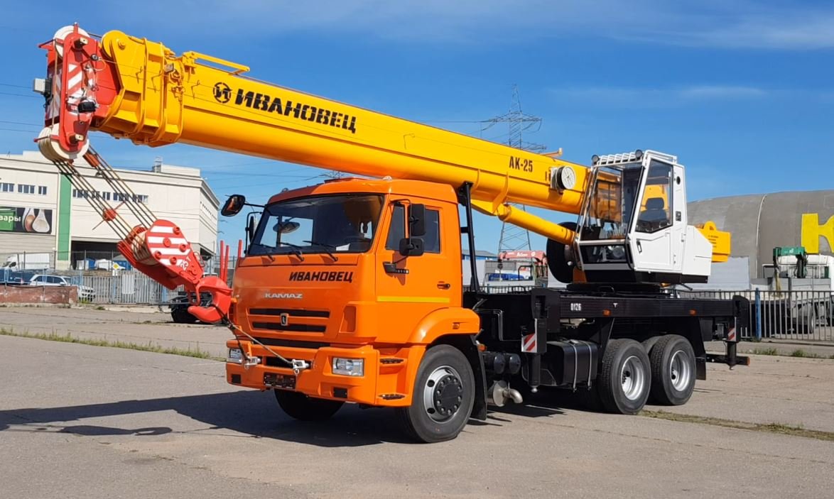 Небольшое обзорное видео автокрана ИВАНОВЕЦ КС-45717К-1Р. Грузоподъёмность 25 т. длина стрелы 31 м. смотреть онлайн