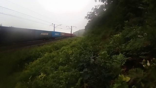 Электровоз 3ЭС5К-050 "Ермак" с контейнерным поездом дождливым днём на Транссибирской магистрали. смотреть онлайн