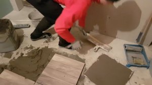 Лайфхак быстрая  укладка плитки при толстом слое клея