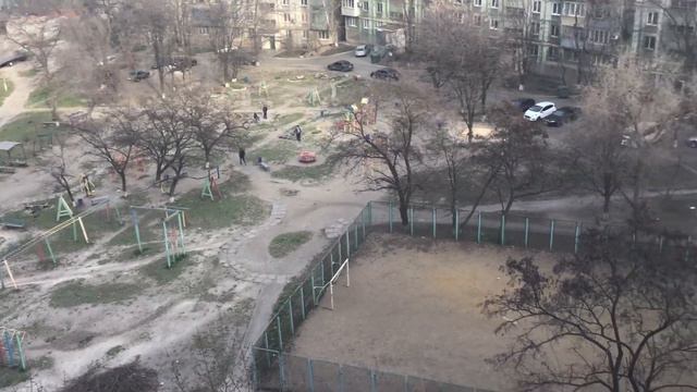 Все на карантин. В Мариуполе полиция начала ездить по дворам. смотреть онлайн