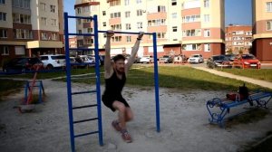 Крутые трюки на турнике, которым может научиться каждый.