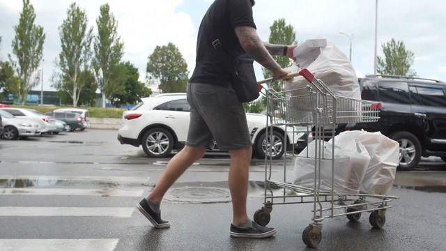 Как тяжело старикам жить в Украине,когда никто им не помогает смотреть онлайн