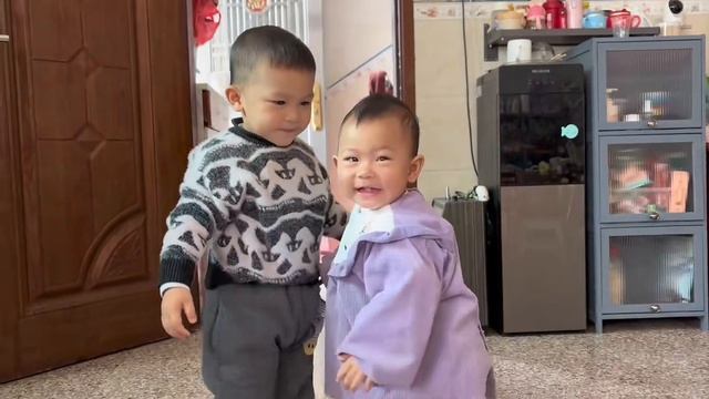 小航航自己乖乖吃完饭就去找表妹，两个小家伙捞鱼都捞上瘾了 смотреть онлайн