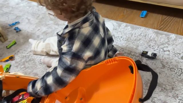 Yavuz Emre Yusufun arabalarını beğenmedi Yusuf bütün hotwheels arabalarını ona verdi🤩🚘🚙 смотреть онлайн