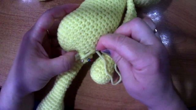 Вяжем крючком игрушку амигуруми "Заяц" (часть 7 - сшиваем зайчика). смотреть онлайн