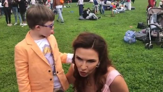 Эвелина Бледанс с сыном Семеном на празднике «Мы все разные, но мы все вместе» смотреть онлайн