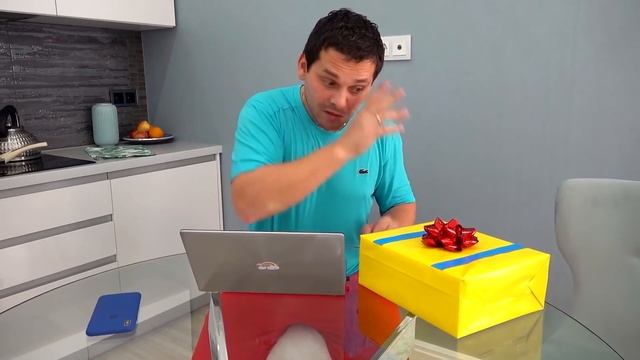 София и история для детей про Супер Папу разбросанные платья и игрушки смотреть онлайн