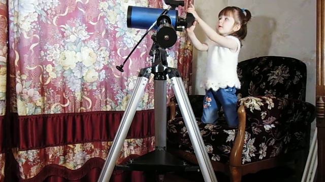 A child looks through a telescope. Владислава и телескоп. смотреть онлайн