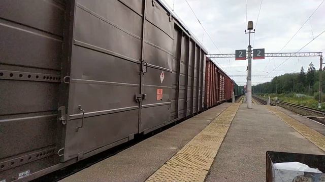 Грузовой поезд на ж/д станции Мачихино (Большое кольцо МЖД). Freight train at Machihino station. смотреть онлайн