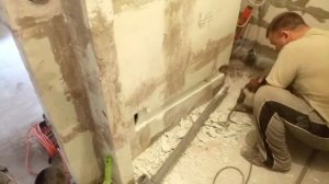 Штробление стены под канализационную трубу