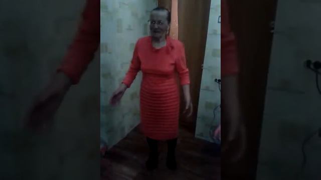 Баба Люба из Благовещенска поет песню "Из Шепелёва солома летит" смотреть онлайн